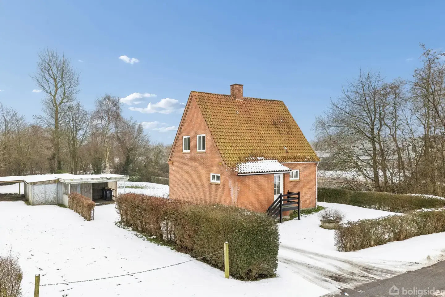 Rødstensejendom med mere end 2.000 m2 grund