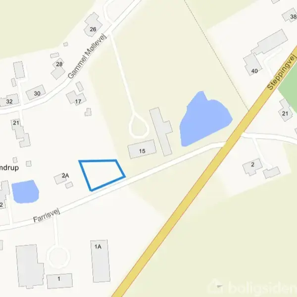 Kort viser et område med veje og bygninger. Farrisvej løber horisontalt, med en markeret grund ved nummer 2A og 24. Gammel Møllevej og Steppingvej krydser området. To vandområder er synlige.