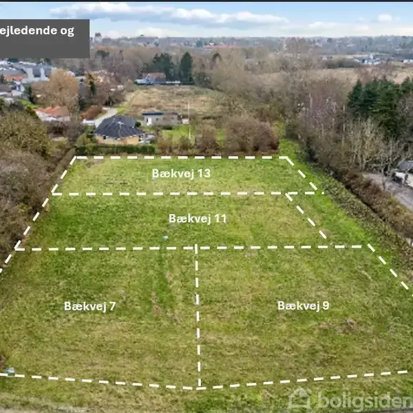 Et landområde opdelt i fire grunde med hvide linjer, mærket "Bækvej 7", "Bækvej 9", "Bækvej 11", "Bækvej 13". Omgivet af huse og træer. Tekst: "Tegningen er vejledende og ikke målfast".