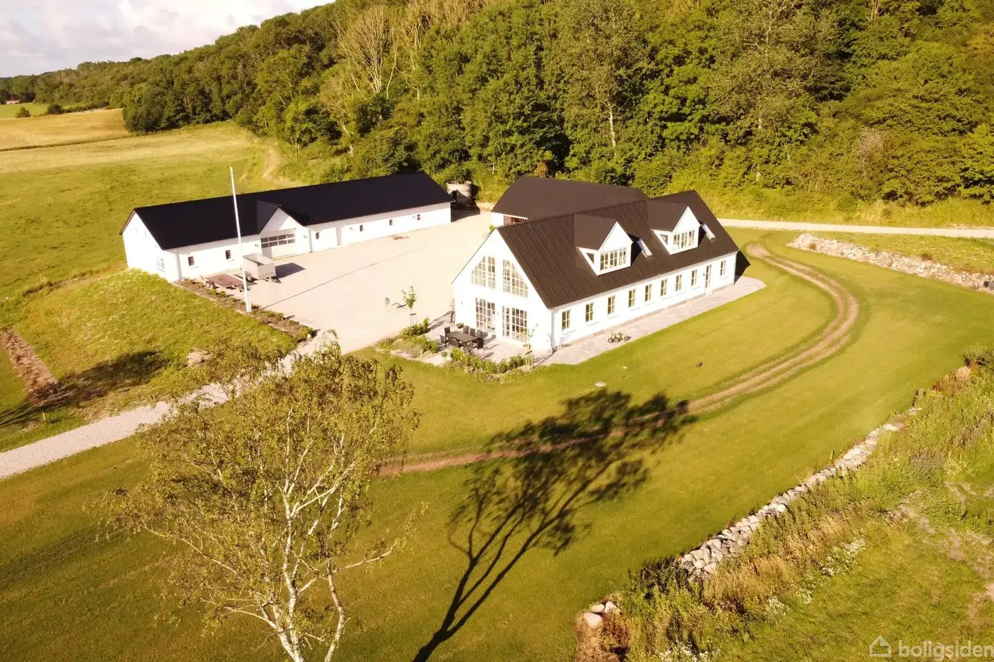 Fremvisning, kun ifølge aftale med ejendomsmægler.