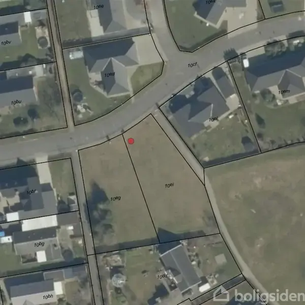 Luftfoto af boligområde, hvor en grund markeret med rødt punkt (10gi) er ubebygget mellem huse. Omkringliggende grunde har huse og haver. Tekst: "10bl, 10bb, 10b, 10g, 10gd, 10ge, 10gf, 10gj".