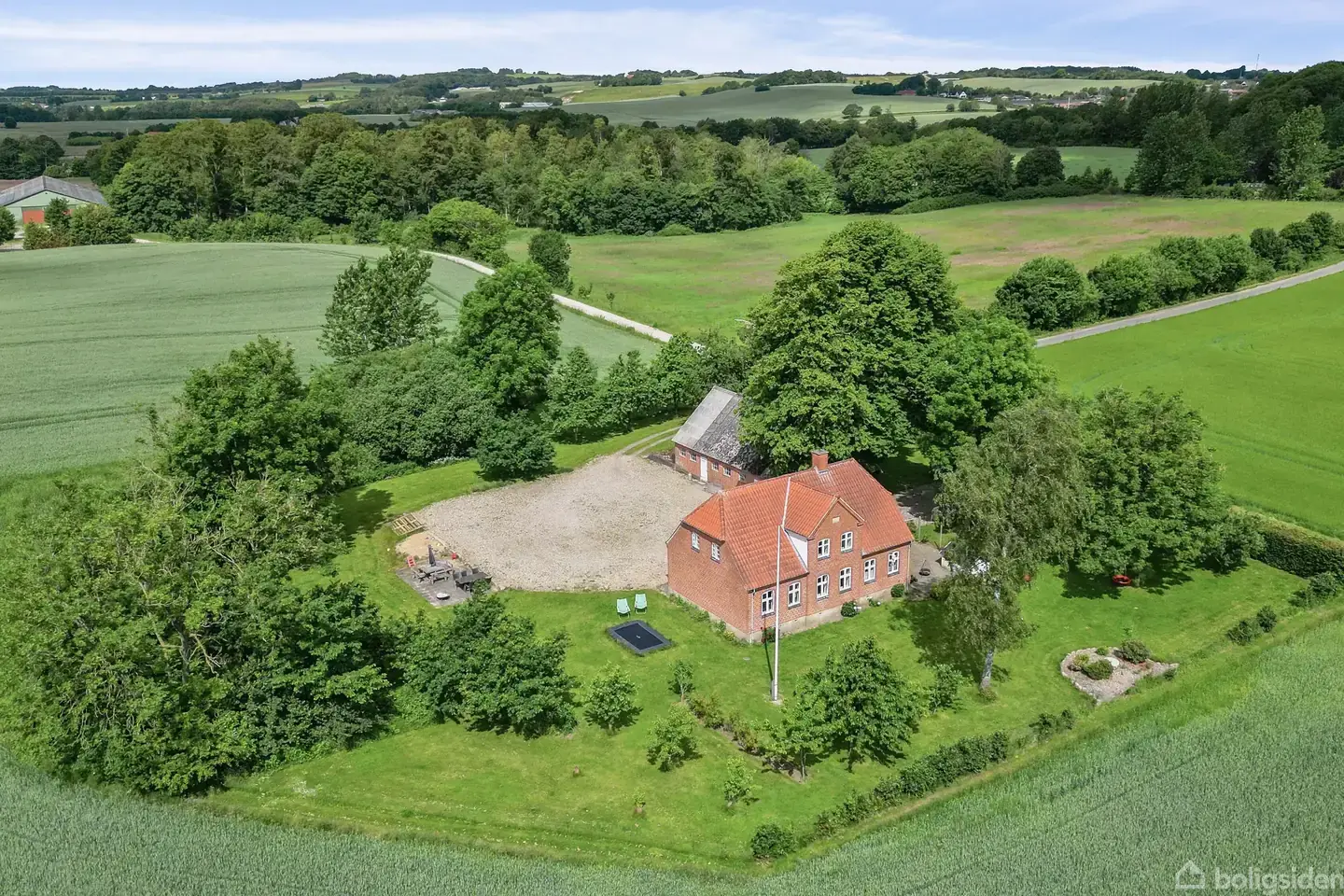 Landejendom på Overby Skovvej 1, 8732 Hovedgård