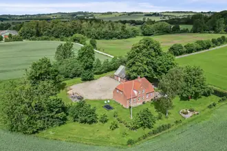 Landejendom på Overby Skovvej 1, Overby, 8732 Hovedgård