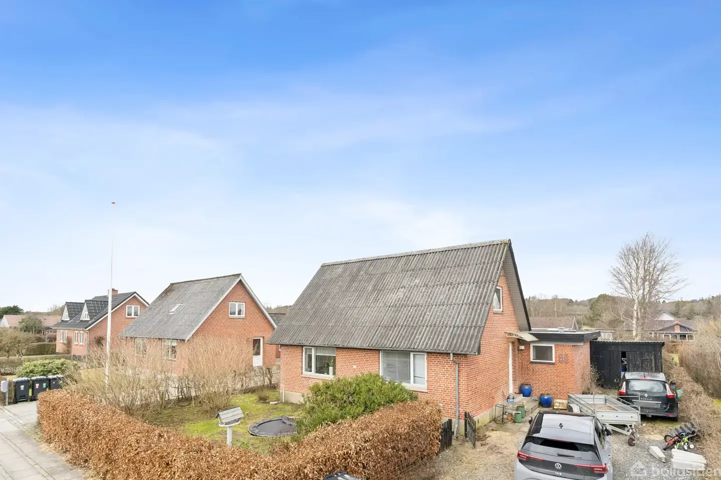 Indbydende villa med 5 værelser og stor have.