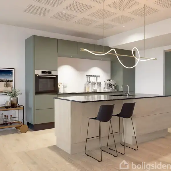 Et moderne køkken med en køkkenø og to barstole. Overfladerne er minimalistiske med integrerede apparater og et kunstnerisk lysarmatur ovenfor. En vogn med drikkevarer står ved siden af.