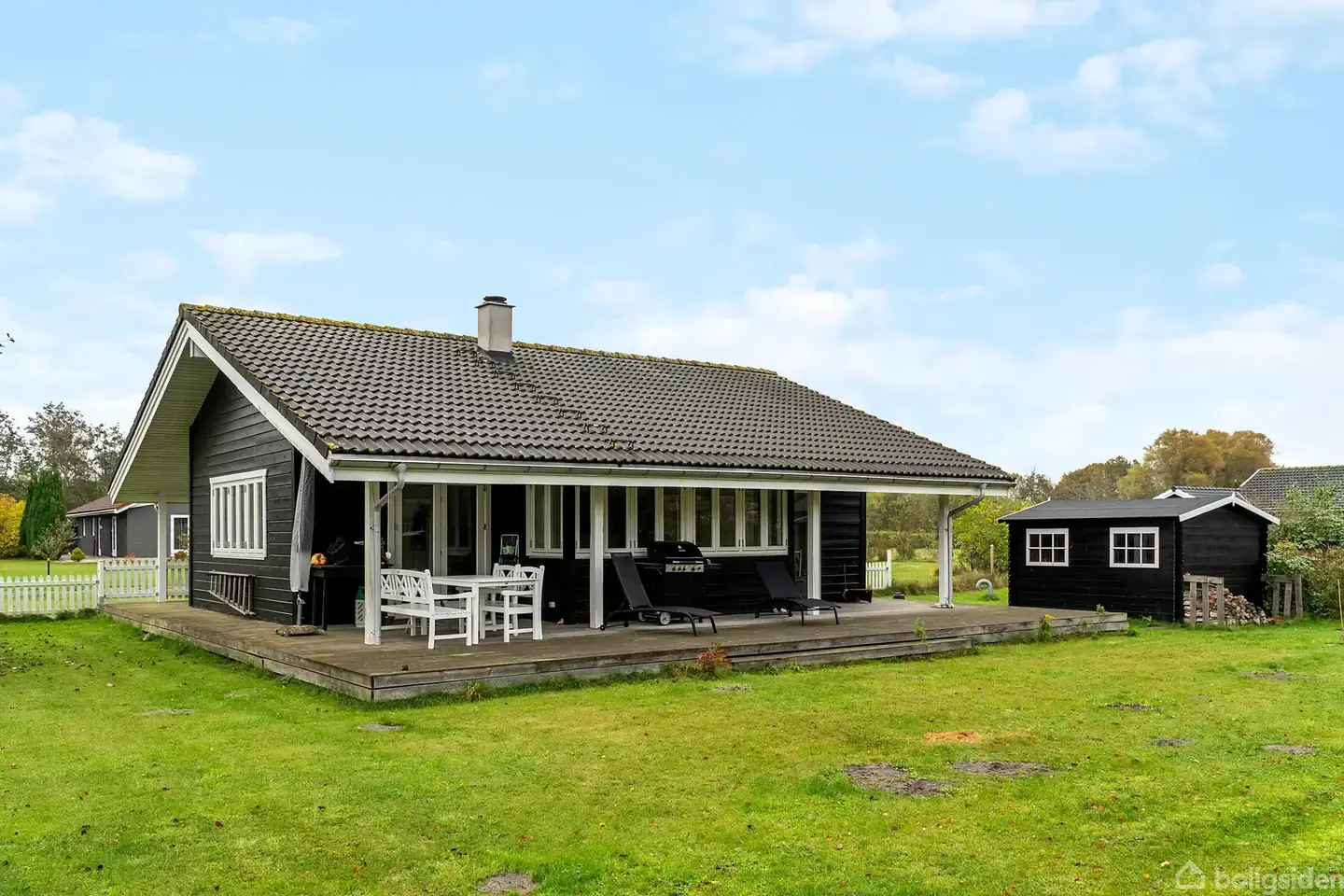 Super flot og velholdt sommerhus fra 2015 - Spændende åben planløsning!