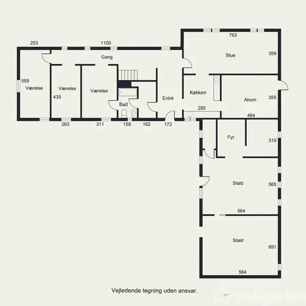 Plantegning viser en bygning med værelser og stalde. Tekst markerer rum som stue, køkken, gang, entré, bad, atrium, fyr og flere værelser. Mål er angivet med numre. Kompas viser nord.