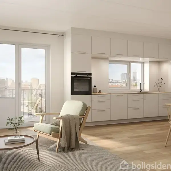 Stue-køkken i lys, moderne stil, med sofa, lænestol, spisebord og køkken langs væggen. Store vinduer giver udsigt over byen. Billede på væggen og planter på bordene.