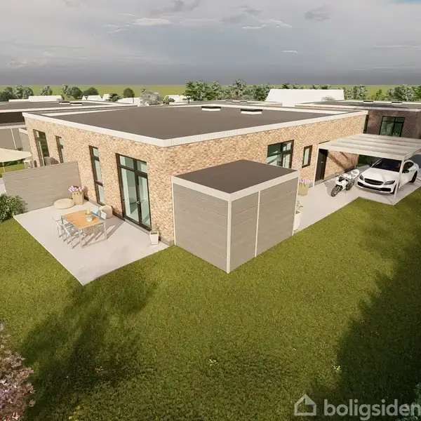 En moderne, rektangulær murstensbygning med store vinduer og sort tag står på en velplejet græsplæne. En lille terrasse med bord og stole ses foran. En carport med bil er til højre.
