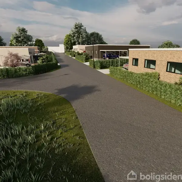 Rækkehuse står langs en vej, omgivet af grøn beplantning og træer under en overskyet himmel.