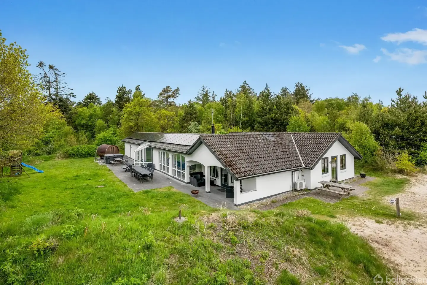 Poolhus i Henneby med 6 gode soverum.