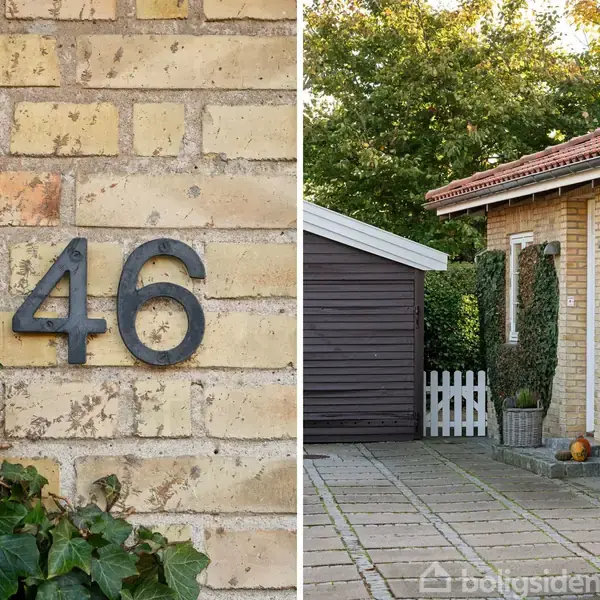 Venstre halvdel viser husnummeret "46" på en murstensvæg med vedbend. Højre halvdel viser en indkørsel med fliser, en træport og et hus med rødt tegltag række af buske.