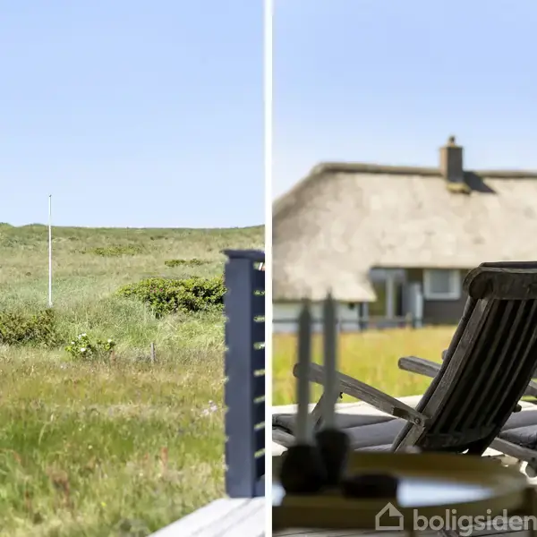 To liggestole står på en terrasse, vendt mod et græsareal med lave buske og bakker. I baggrunden ses et hus med stråtag.
