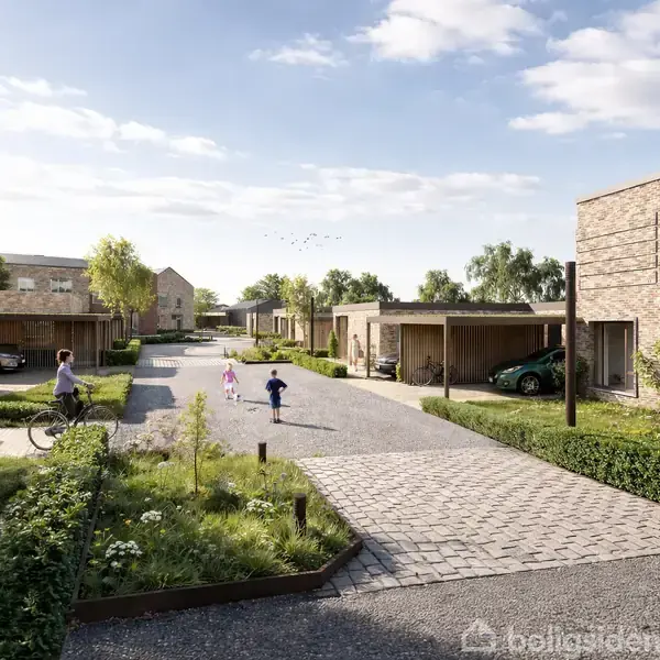 En moderne boligområde, hvor to børn løber på en vej mellem rækkehuse i mursten. En voksen cykler, mens biler holder i indkørsler. Grønne planter og klar himmel omgiver scenen.