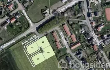 Satellitbillede viser et boligområde med parceller markeret i lysegrønne firkanter, numrene 42, 44, 46, og 48. Veje som Vestervang, Kirkevang og Landrovej omkranser området.