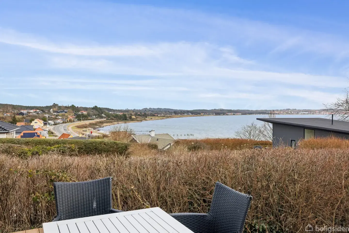 Indflytningsklart fritidshus med smuk havudsigt til Ebeltoft Vig