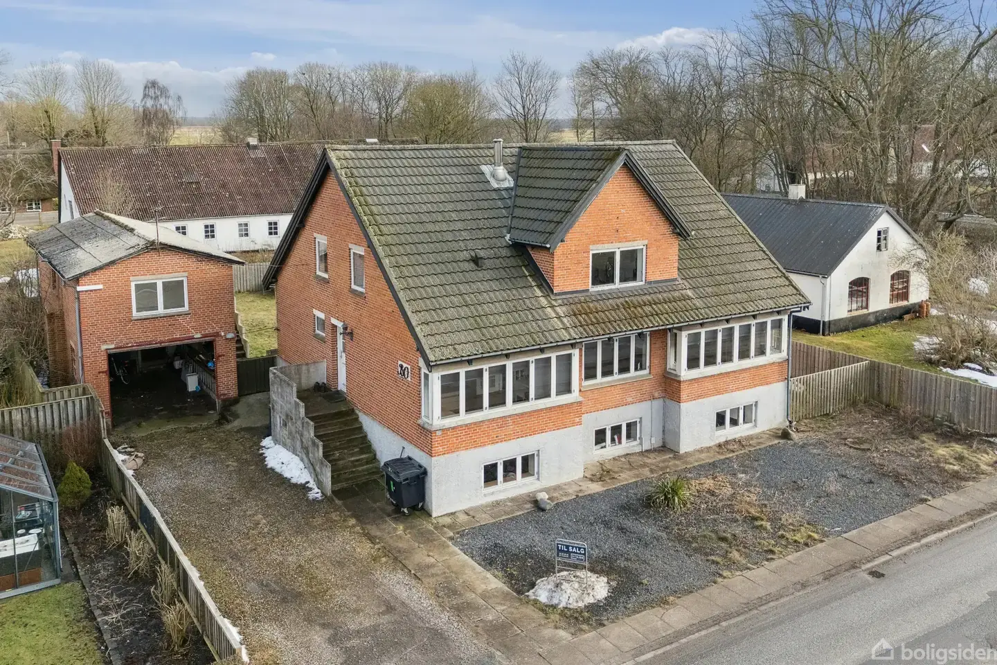 SE MULIGHEDER I HELE 364 ETAGEMETER SAMT GARAGEBYGNING MED 'GÆSTEBOLIG'