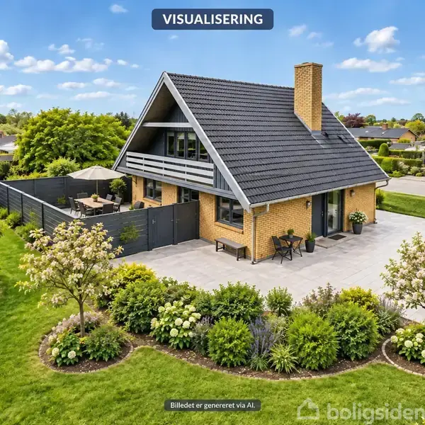 Et moderne, gult murstenshus med skråt tag omgivet af en velplejet have. Huset har en terrasse med havemøbler. Over terrassen står teksten "VISUALISERING".