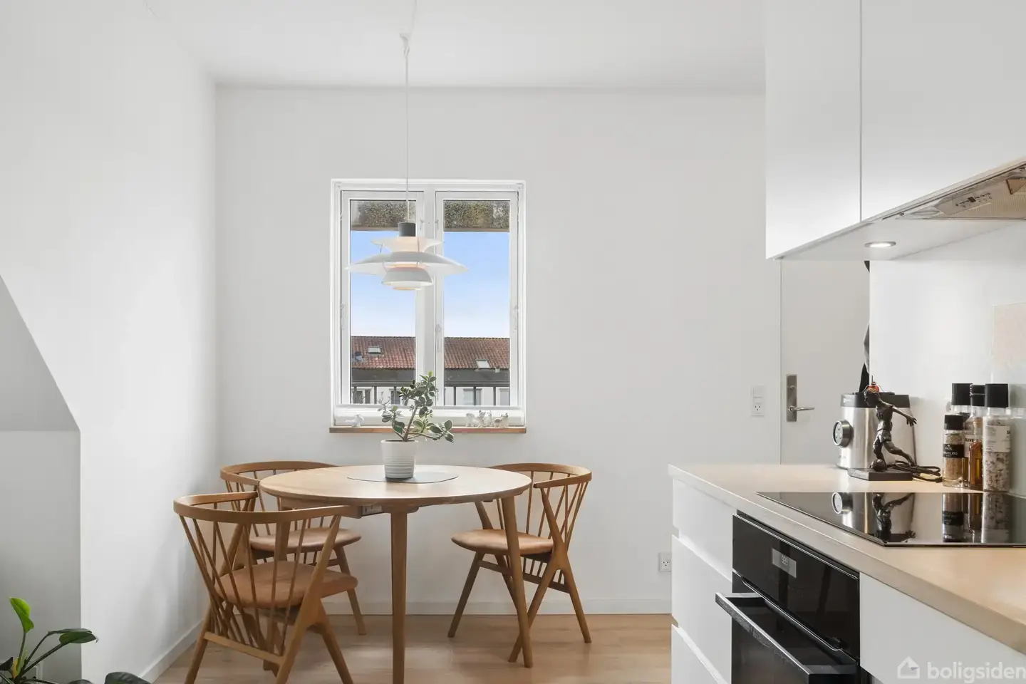 Lys og indbydende 3-værelses lejlighed på 3. etage med fantastisk beliggenhed - View 4