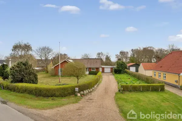 Rummelig villa med stor have, udestue og gode udbygninger