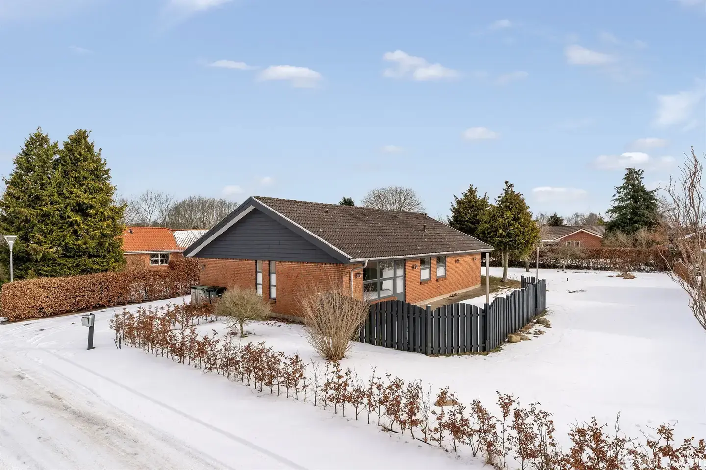 Velindrettet rødstensvilla beliggende på et lukket vænge i roligt boligkvarter - Mulighed for hurtig overtagelse