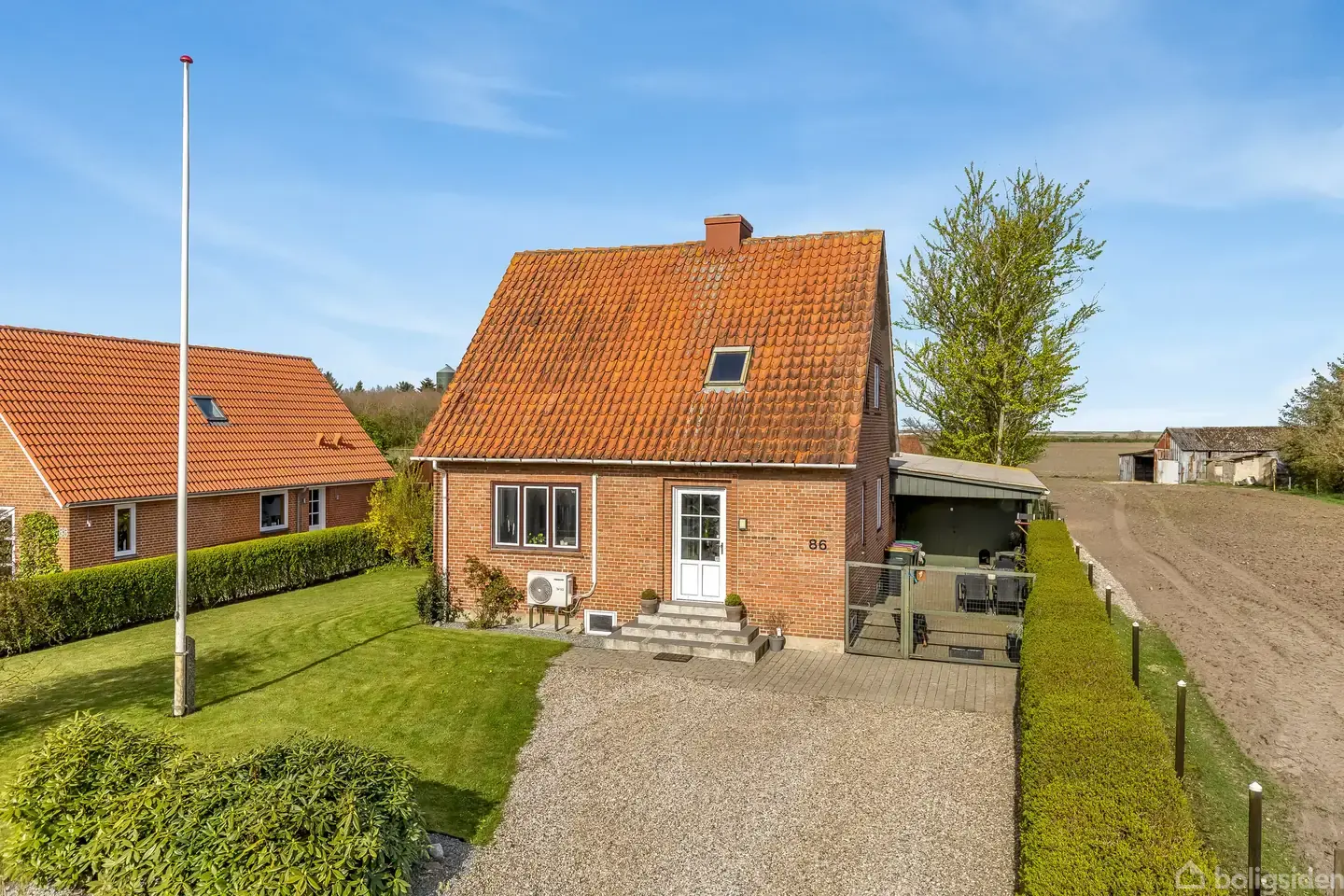 Prisvenlig rødstensvilla med udsigt over marker