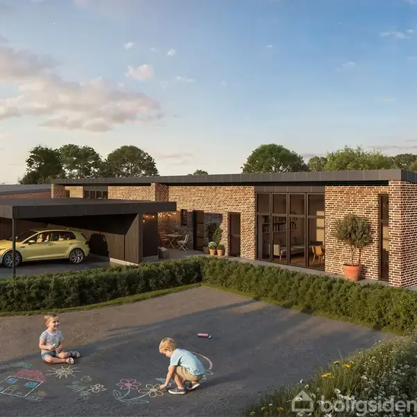 Et moderne murstenshus med fladt tag står i et villakvarter. Børn leger og tegner med kridt på vejen foran, mens en gul bil er parkeret i carporten.