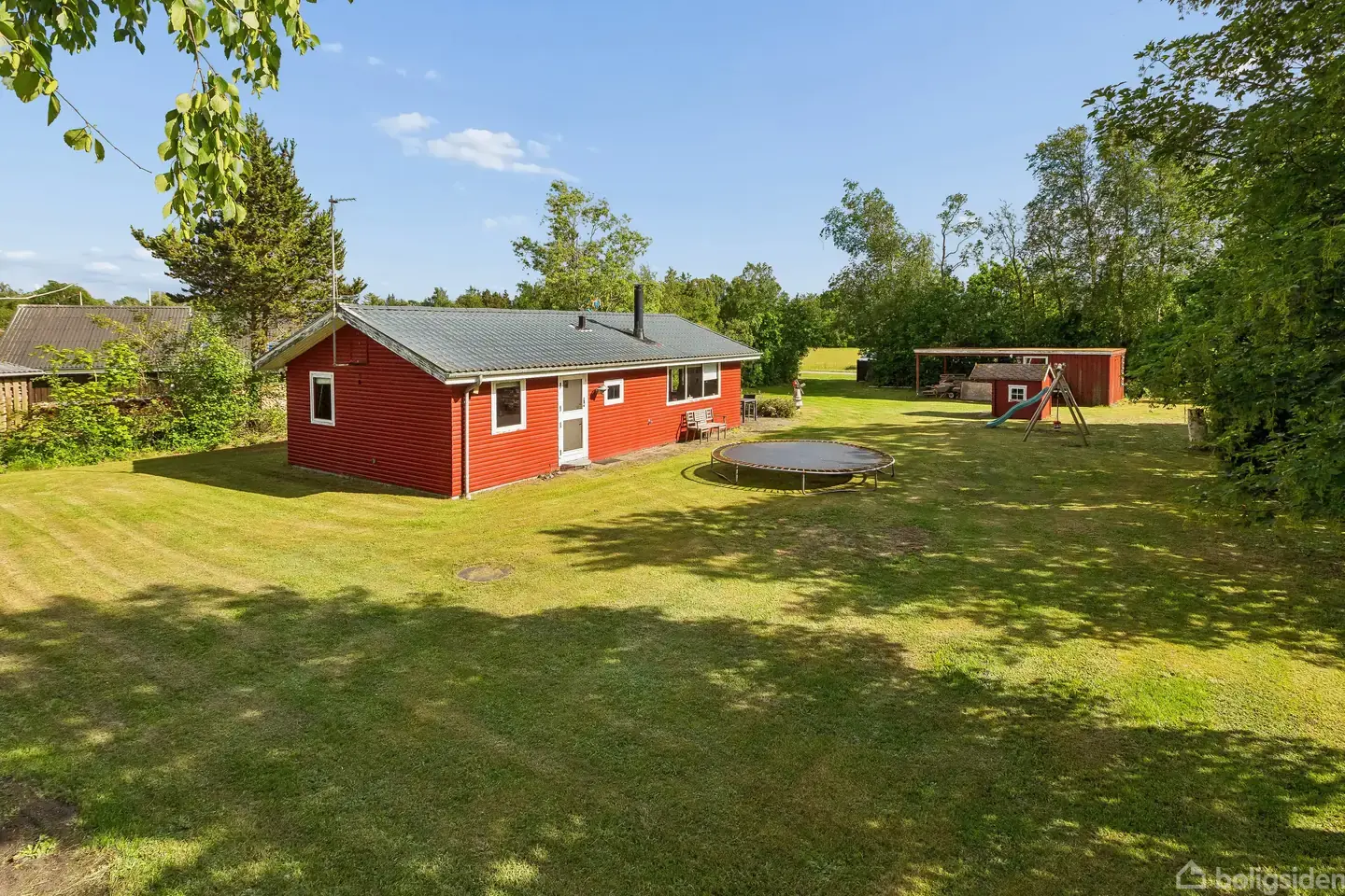 CHARMERENDE OG INDFLYTNINGKLART SOMMERHUS PÅ EN NATURIG GRUND