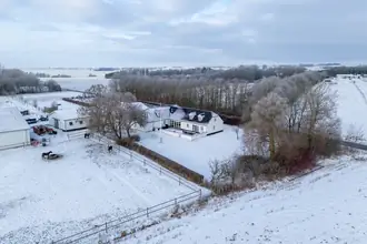 Landejendom på Risvangsvej 16, Spørring, 8530 Hjortshøj