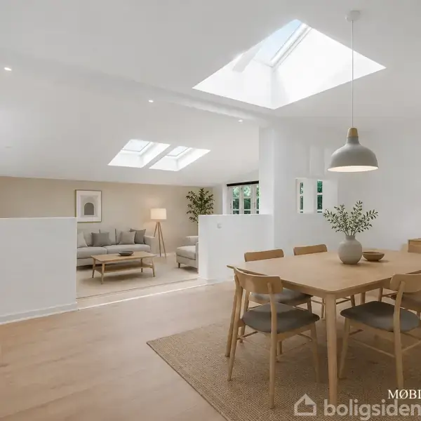 En spisestue med et træbord og seks stole under en moderne lampe. Ved siden af er der en opholdsstue med sofaer og planter. Tekst: "Møbleret med AI".