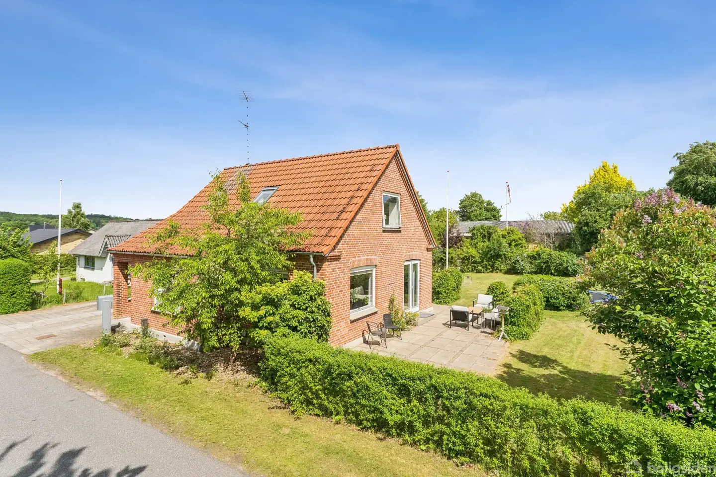 Velholdt villa med have og god beliggenhed i Ulstrup...