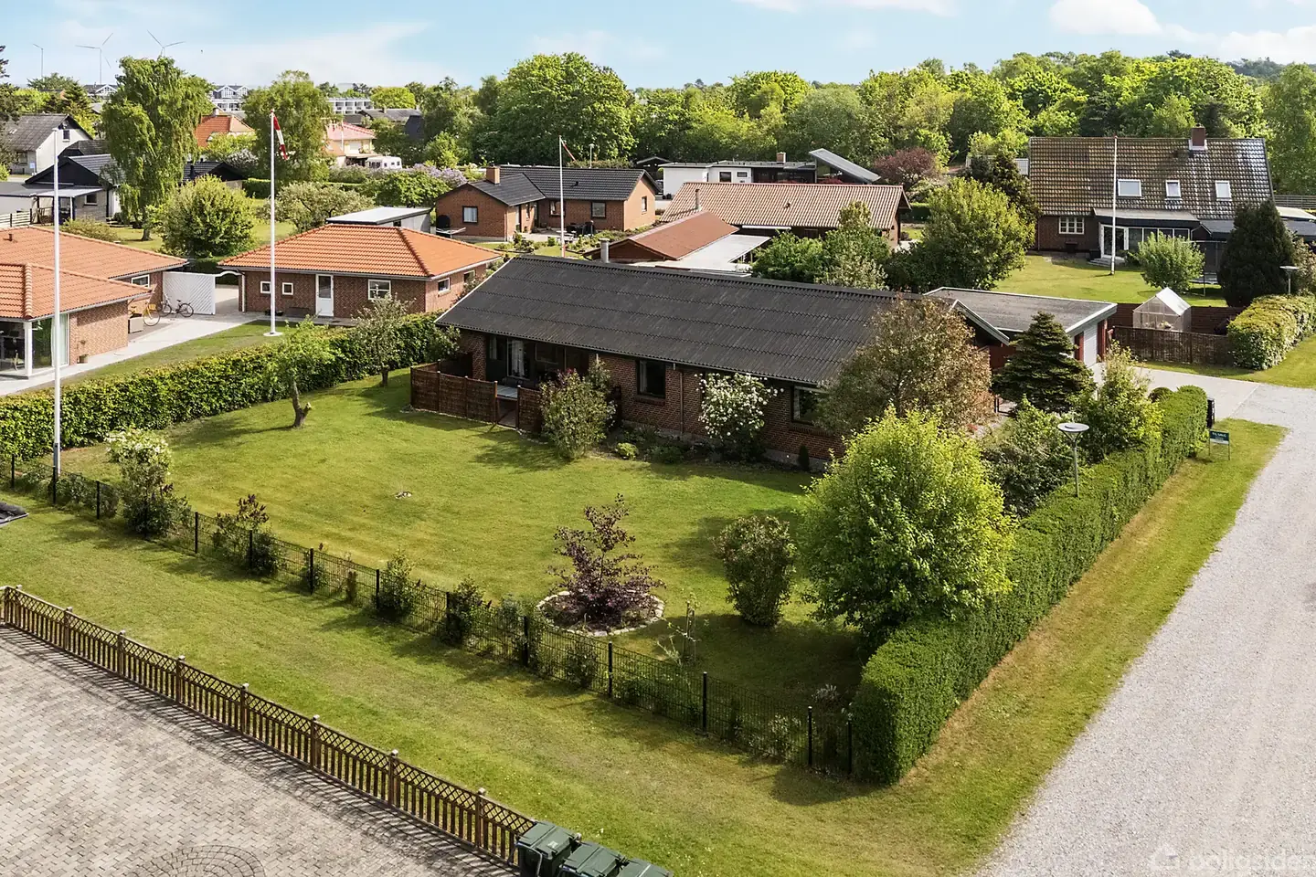 Velholdt etplansvilla i Bønnerup Strand med skøn have, gårdhave og garage