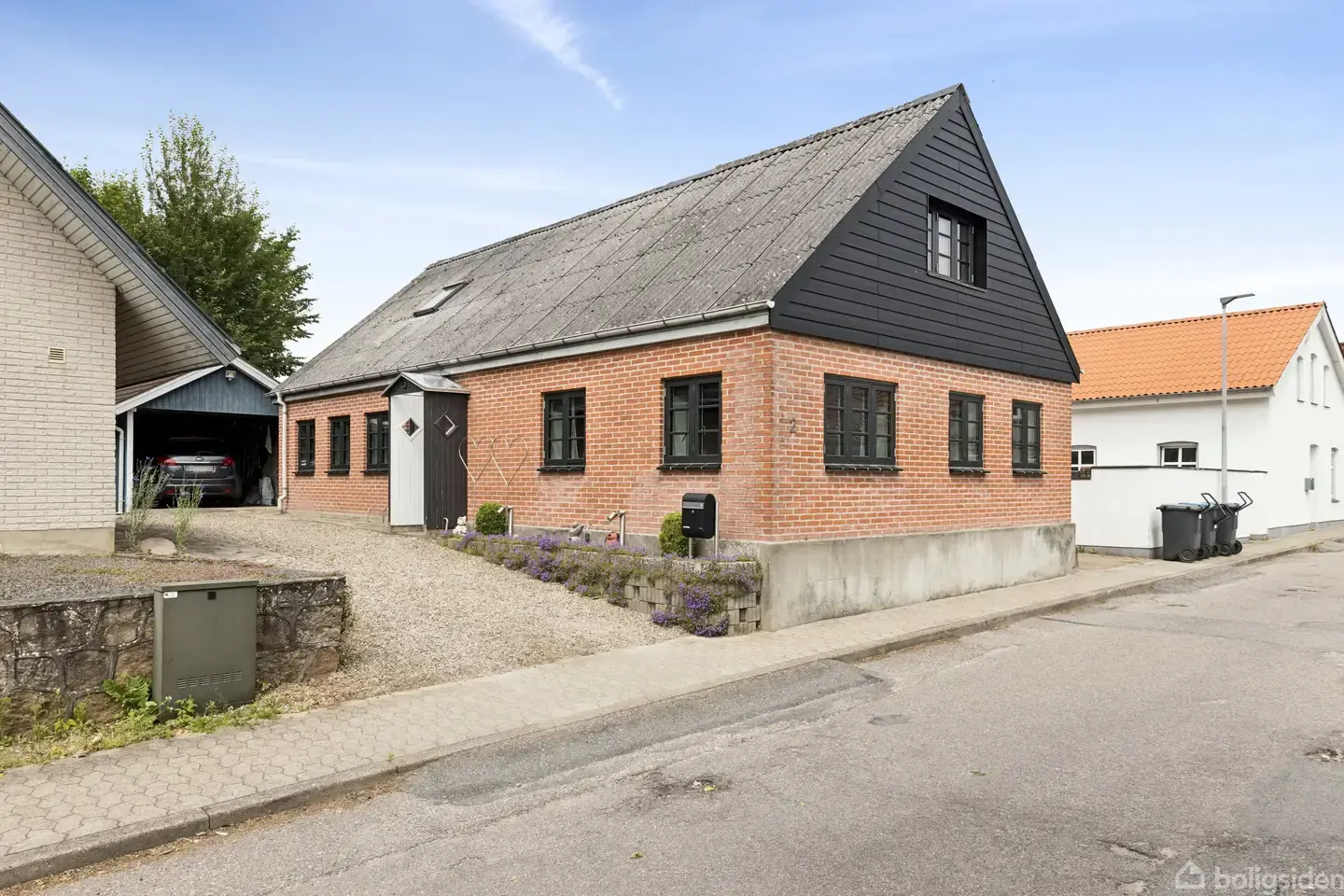 Hyggelig og velindrettet bolig med gårdhave