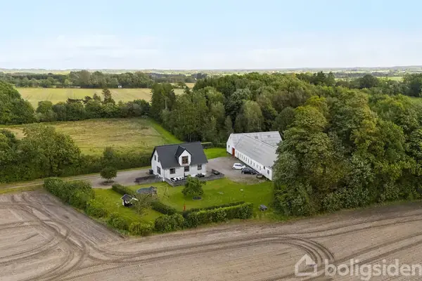 Landejendom på Sillesthovedvej 9, 7323 Give