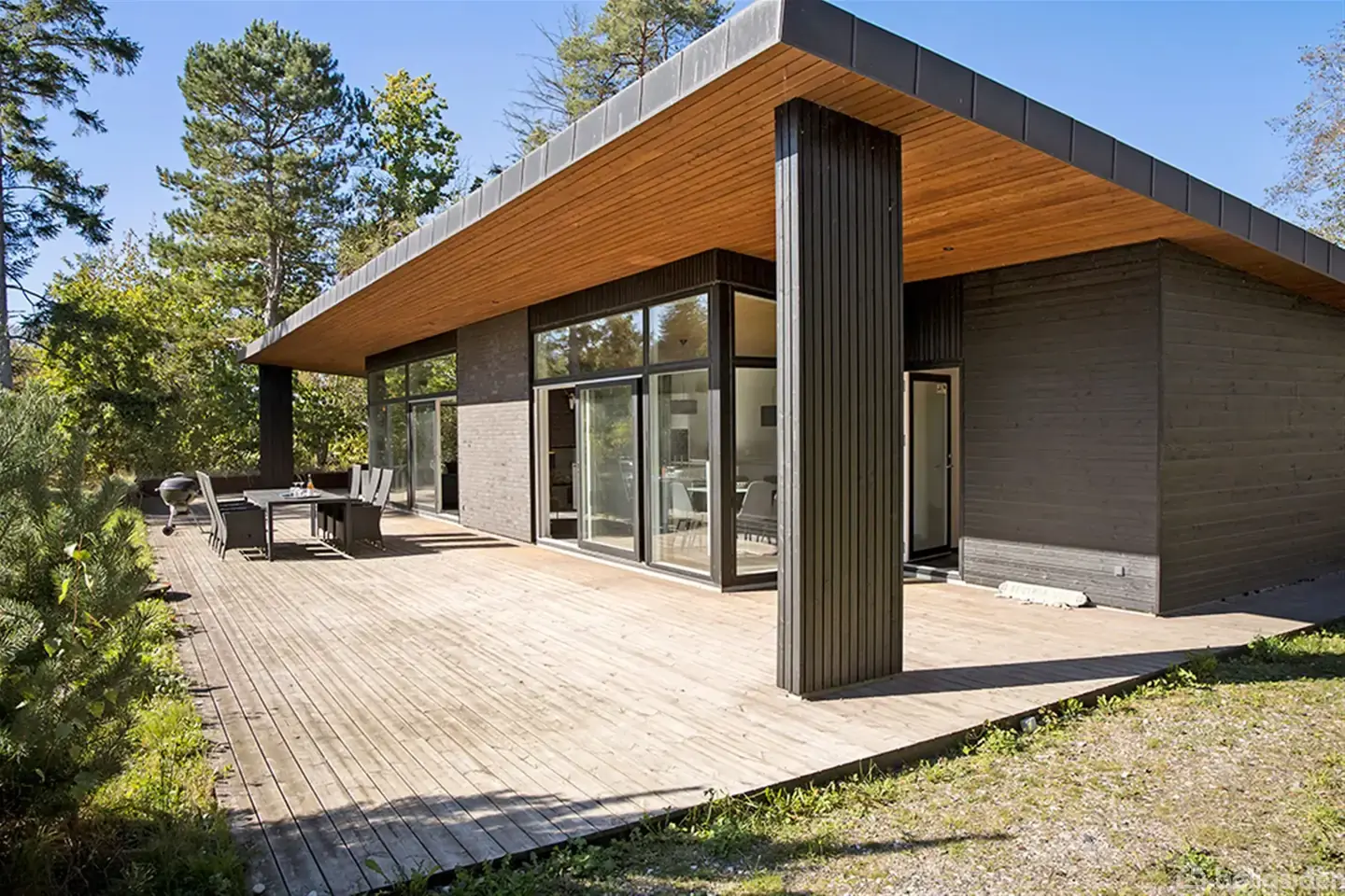 Moderne sommerhus med topbeliggenhed nær havet