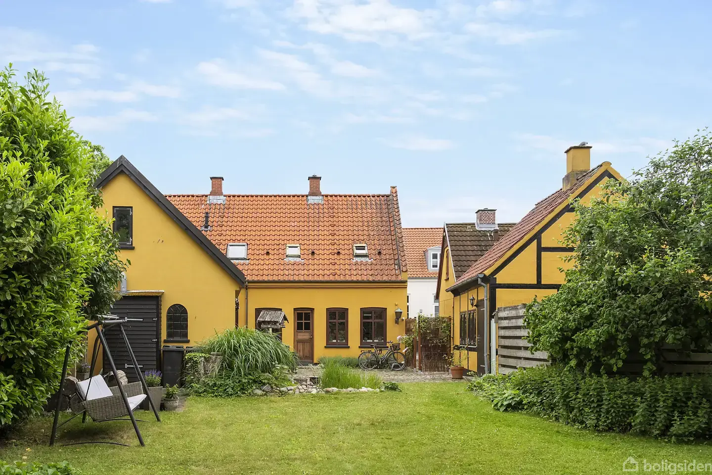 Stemningsfuldt byhus i hjertet af Holbæk med skøn have og charmerende gård