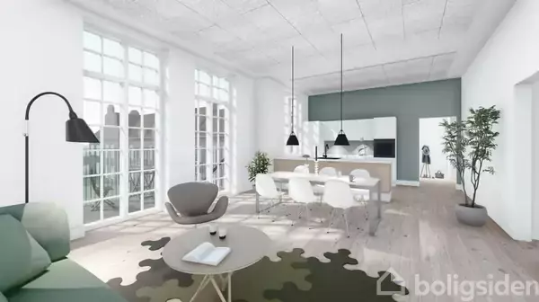 Stue med moderne indretning; sofa og bord i forgrund, spisebord med stole i midten, køkken i baggrunden. Lyse farver og store vinduer i en åben, lys atmosfære.