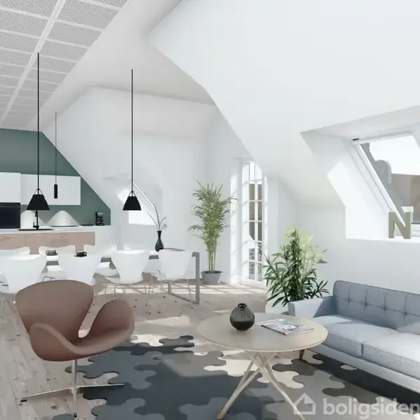 En lys stue med åbent køkken, sofabord og grå sofa. Store vinduer med udsigt, lamper hænger fra loftet. Trægulv og minimalistisk indretning, grønne planter i hjørnerne.