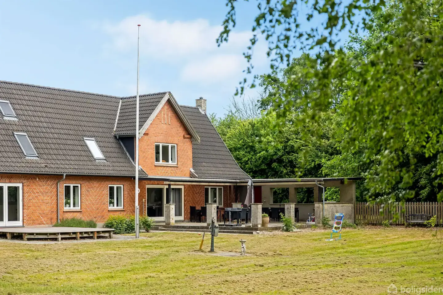Charmerende landejendom med 286 m² bolig og 11.342 m² grund