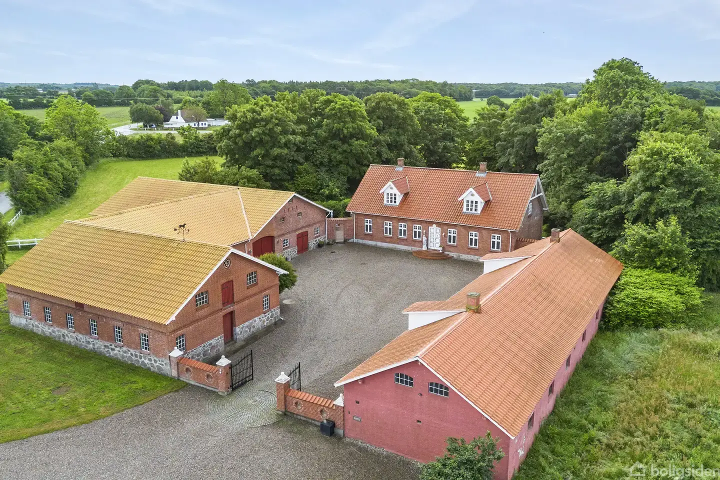 Landejendom på Skrave Kirkevej 3, 6630 Rødding