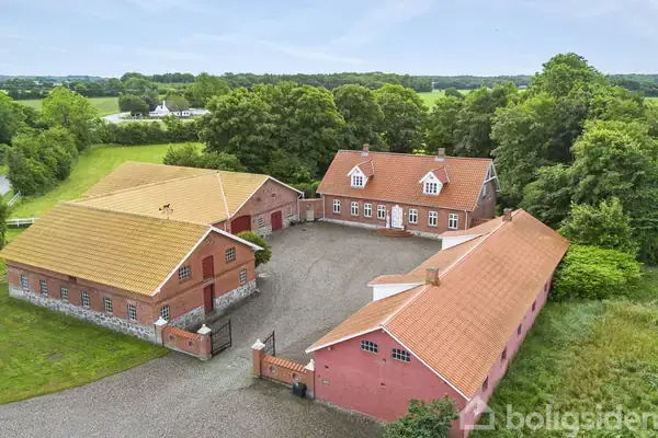 Landejendom på Skrave Kirkevej 3, 6630 Rødding