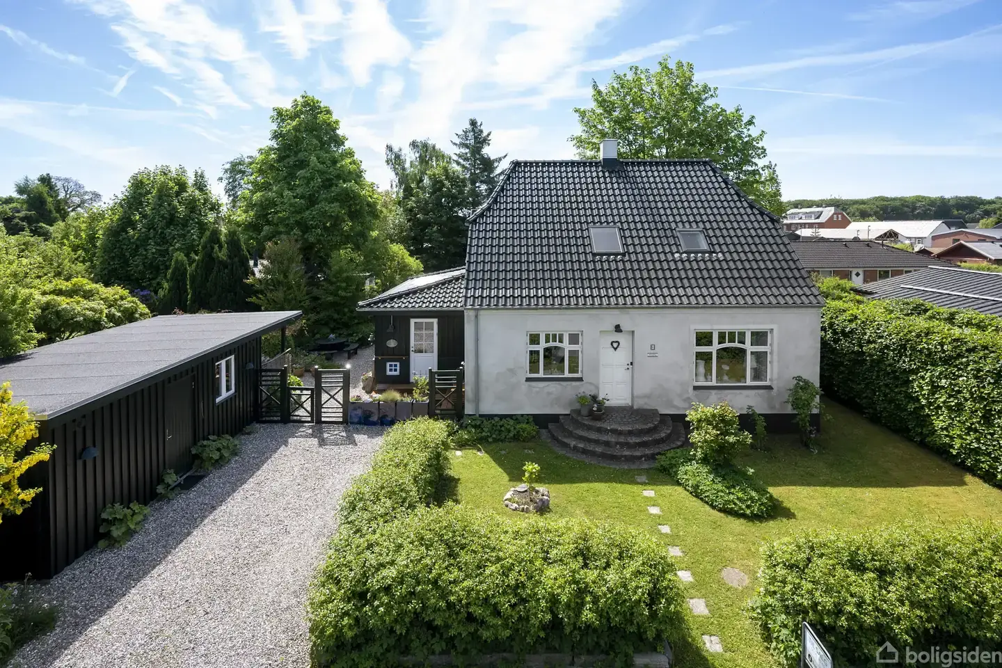 Smukt istandsat jurakalket villa med masser af charme, skøn pavillon og herlig have