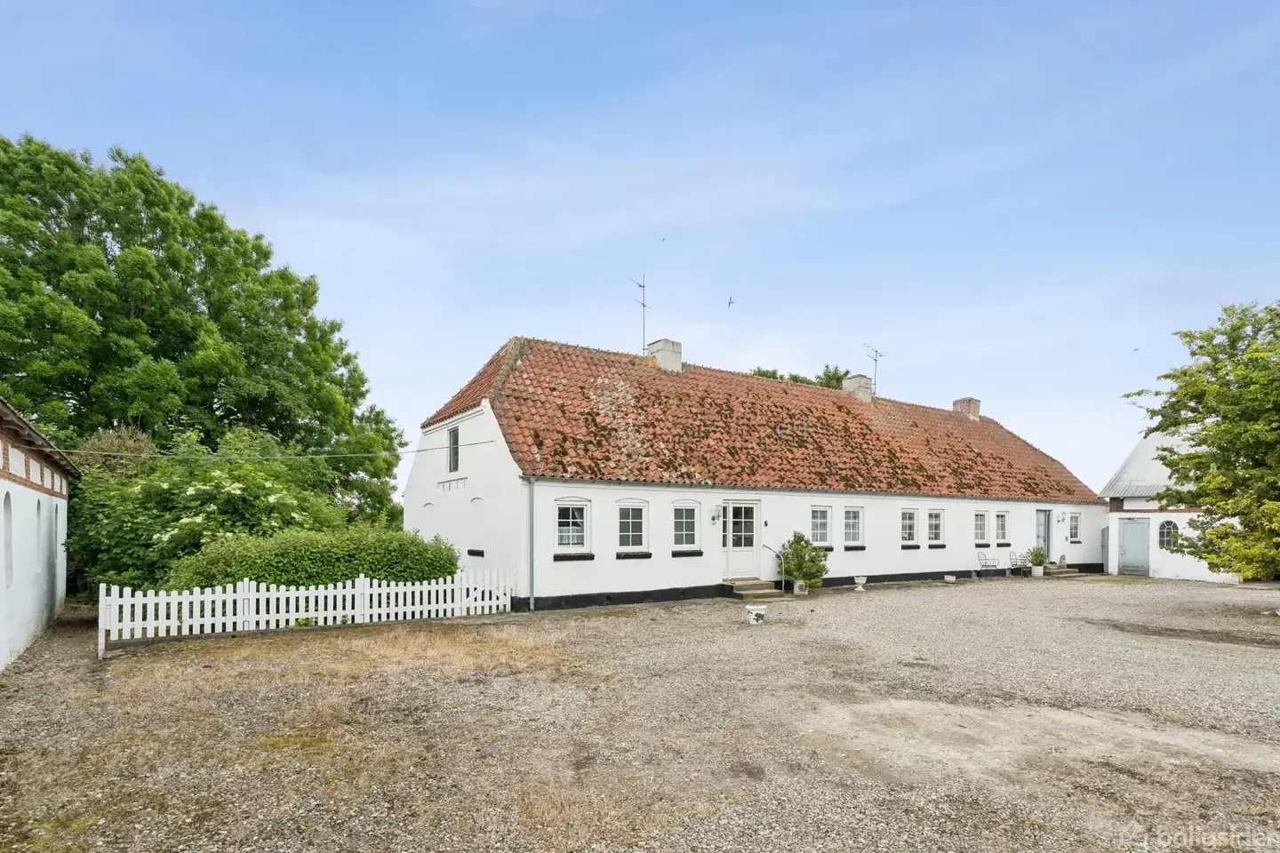 Idyllisk og smuk landejendom nær Farstrup!