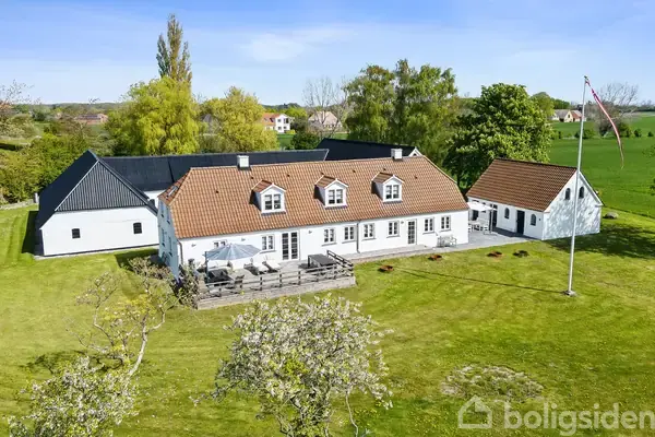 Landejendom på Snøde Bygade 52, 5953 Tranekær