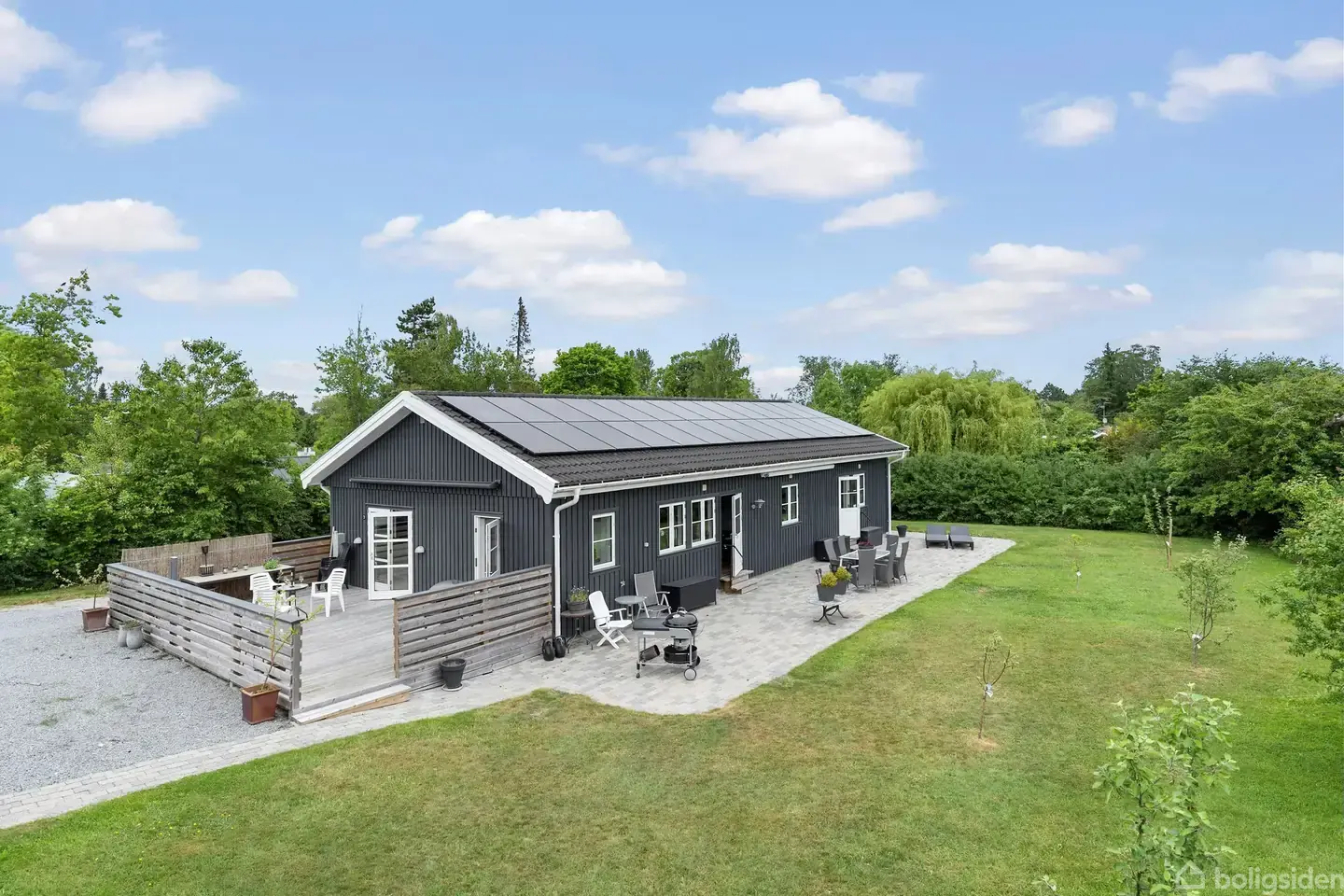 Moderne fritidshus i Smidstrup med solrig terrasse og naturskøn beliggenhed