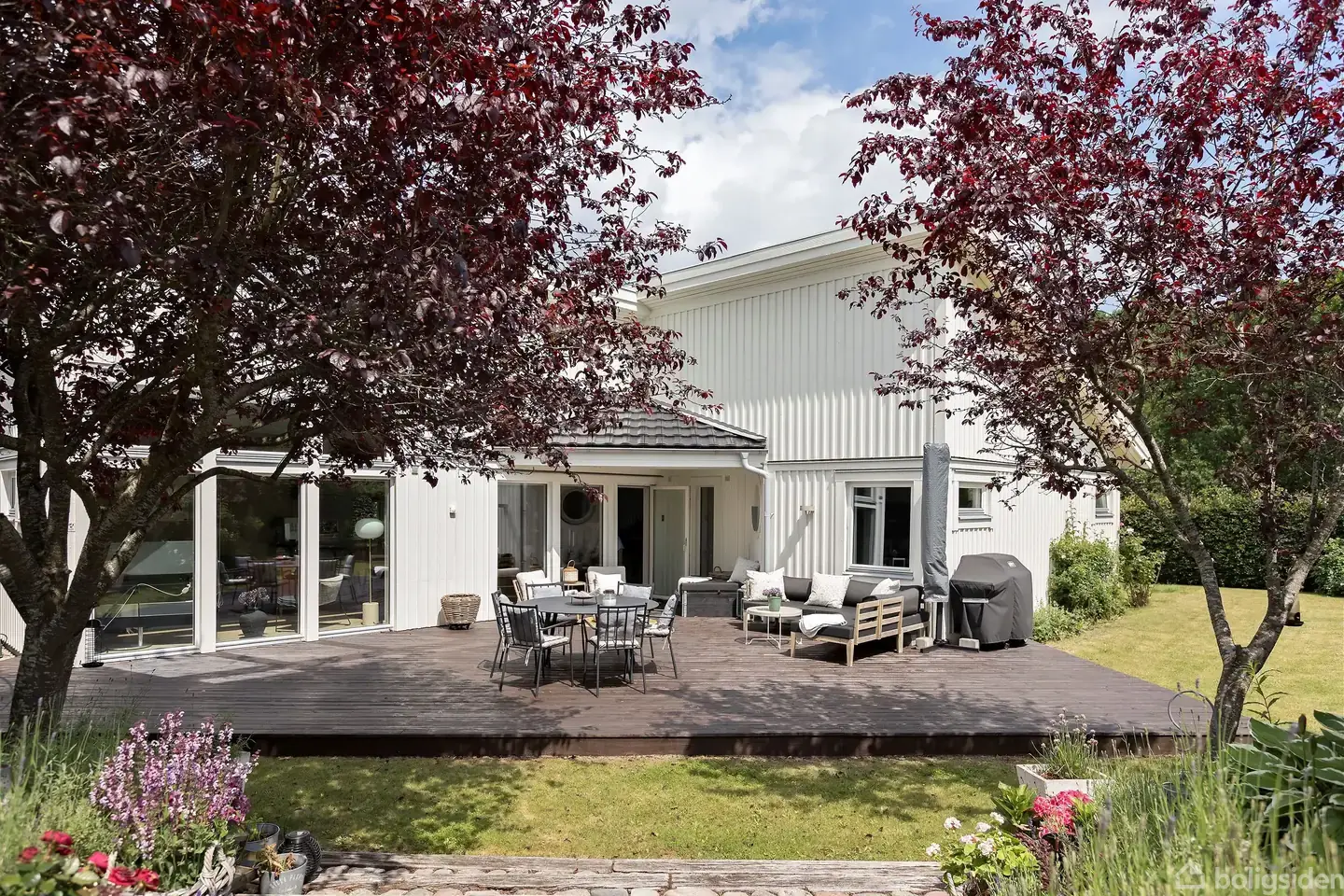 Skøn moderne villa på attraktiv adresse - med naturskøn udsigt og plads til hele familien