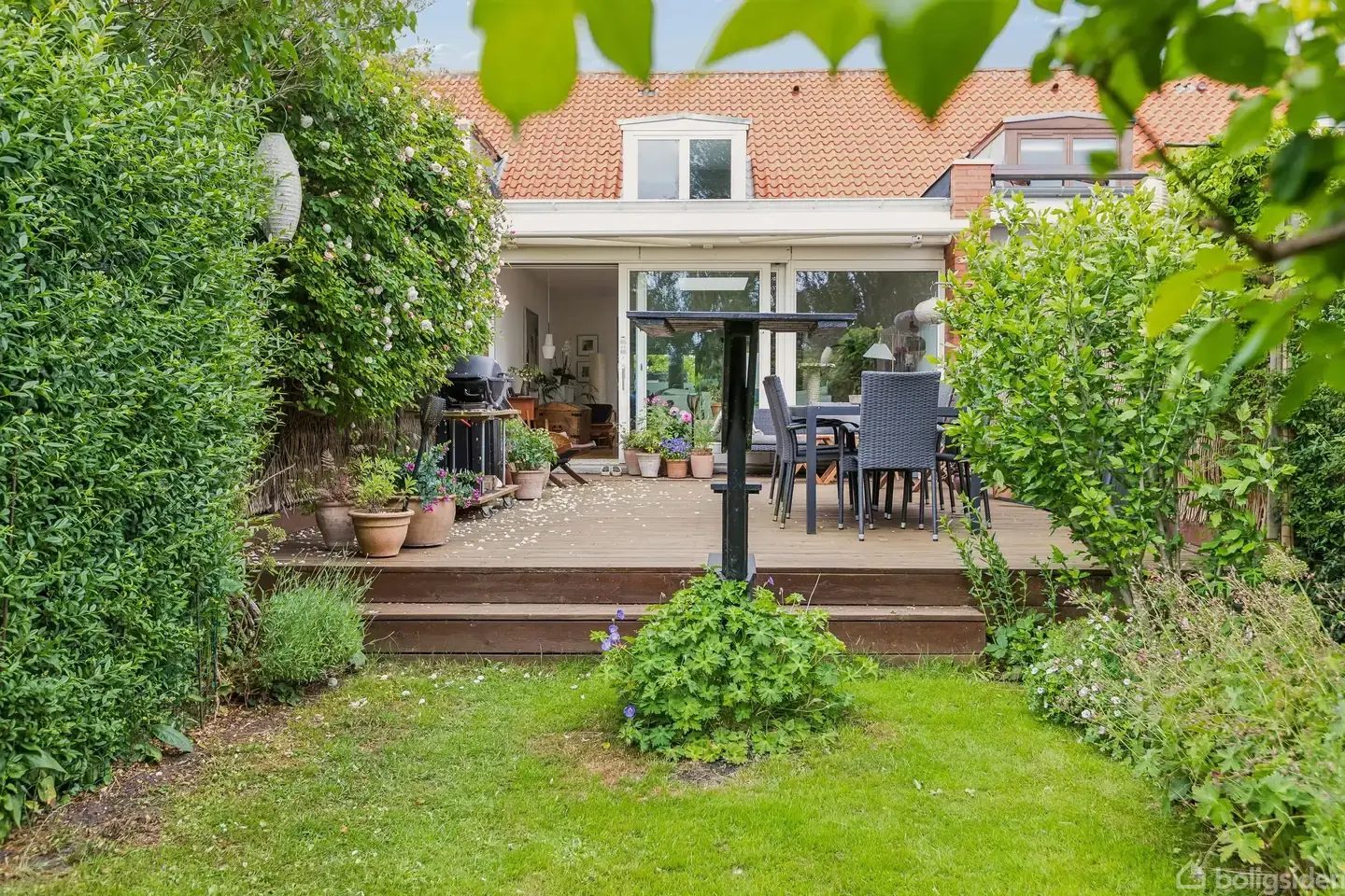 Charmerende familieidyl med sydvendt terrasse og skøn have - Visning 4