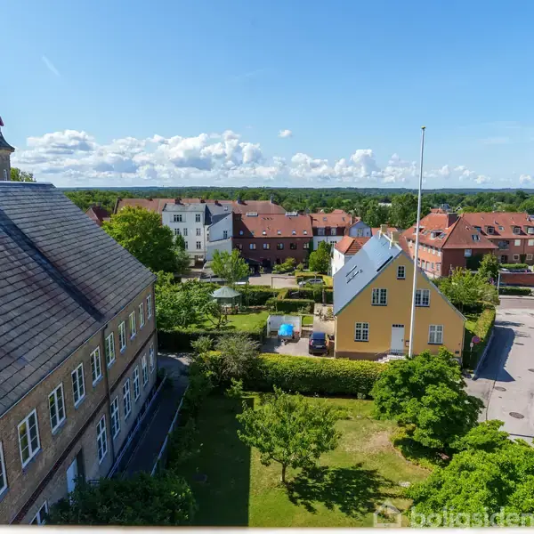 Plantegning viser et hjem med rum som værelser, stue, spisestue, køkken og bad. Der er også en hems markeret. Plantegningen indeholder områder med mål på kvadratmeter. Øverst er et badeværelse med badekar. Nederst står "vejledende tegning uden ansvar."