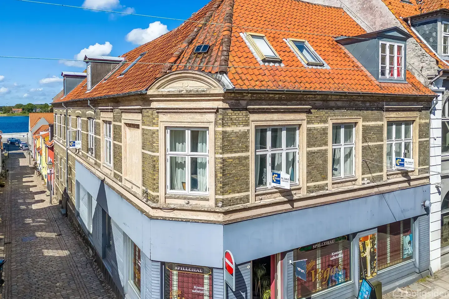 Central lejlighed midt i Nykøbing med tilhørende gæstelejlighed på 2. sal