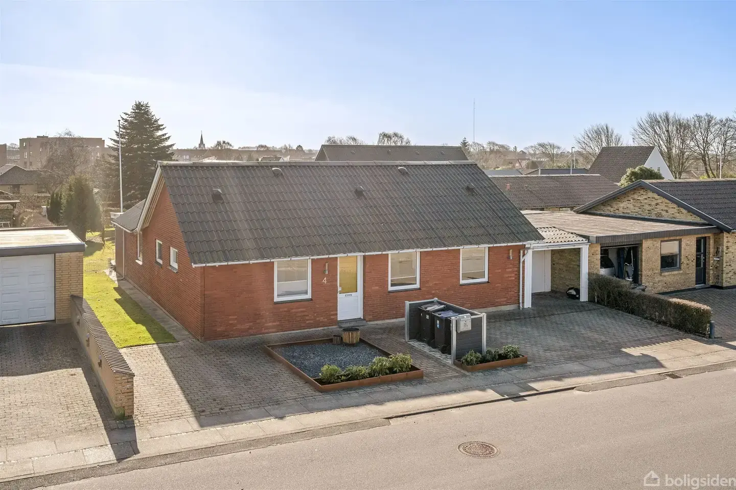 Velkommen til et lysfyldt hjem i hjertet af Varde.